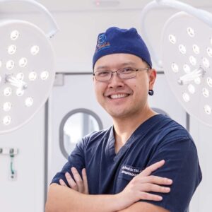Body Hair Transplant, a técnica que usa pelos da barba como área doadora complementar para tratar calvícies extensas, sob o ângulo de comportamento e estética masculina.