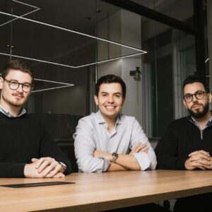 Henrique Harff (à esq.), Vinicius Tondin e João Victor Lins, da Ousen, hub de soluções comerciais para escritórios de advocacia.